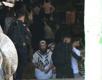 مستوطنون إرهابيون يؤدون طقوساً استفزازية ويرقصون أمام أبواب "المسجد الأقصى"- فيديو