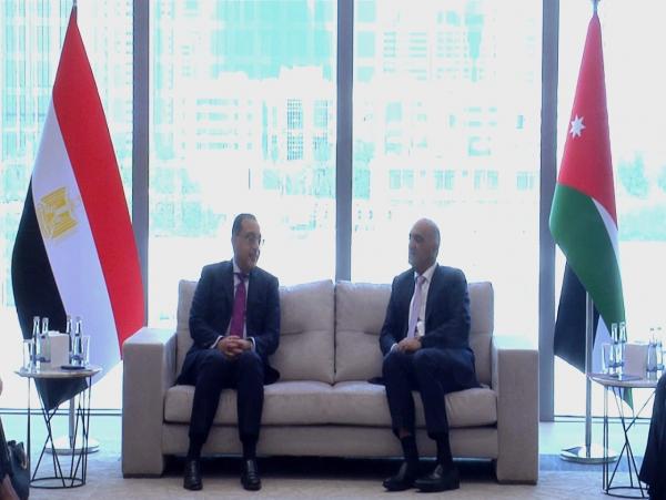 الخصاونة يلتقي نظيره المصري في أبوظبي