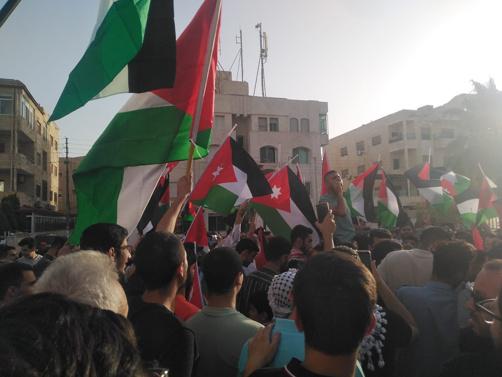 وقفة احتجاجية في عمان رفضا لمسيرة الأعلام (صور)