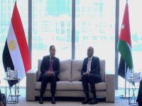 الخصاونة يلتقي نظيره المصري في أبوظبي