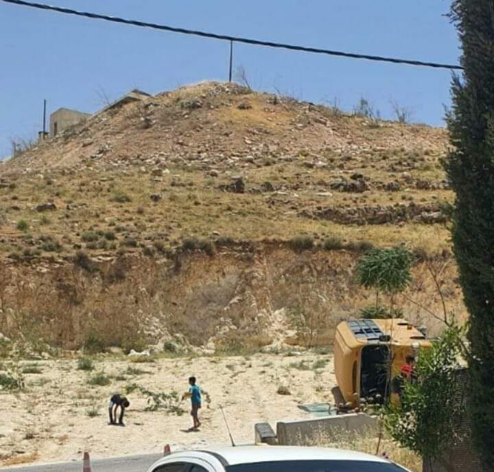 إنقلاب باص نقل طلبة تابع لمدرسة خاصة في طبربور