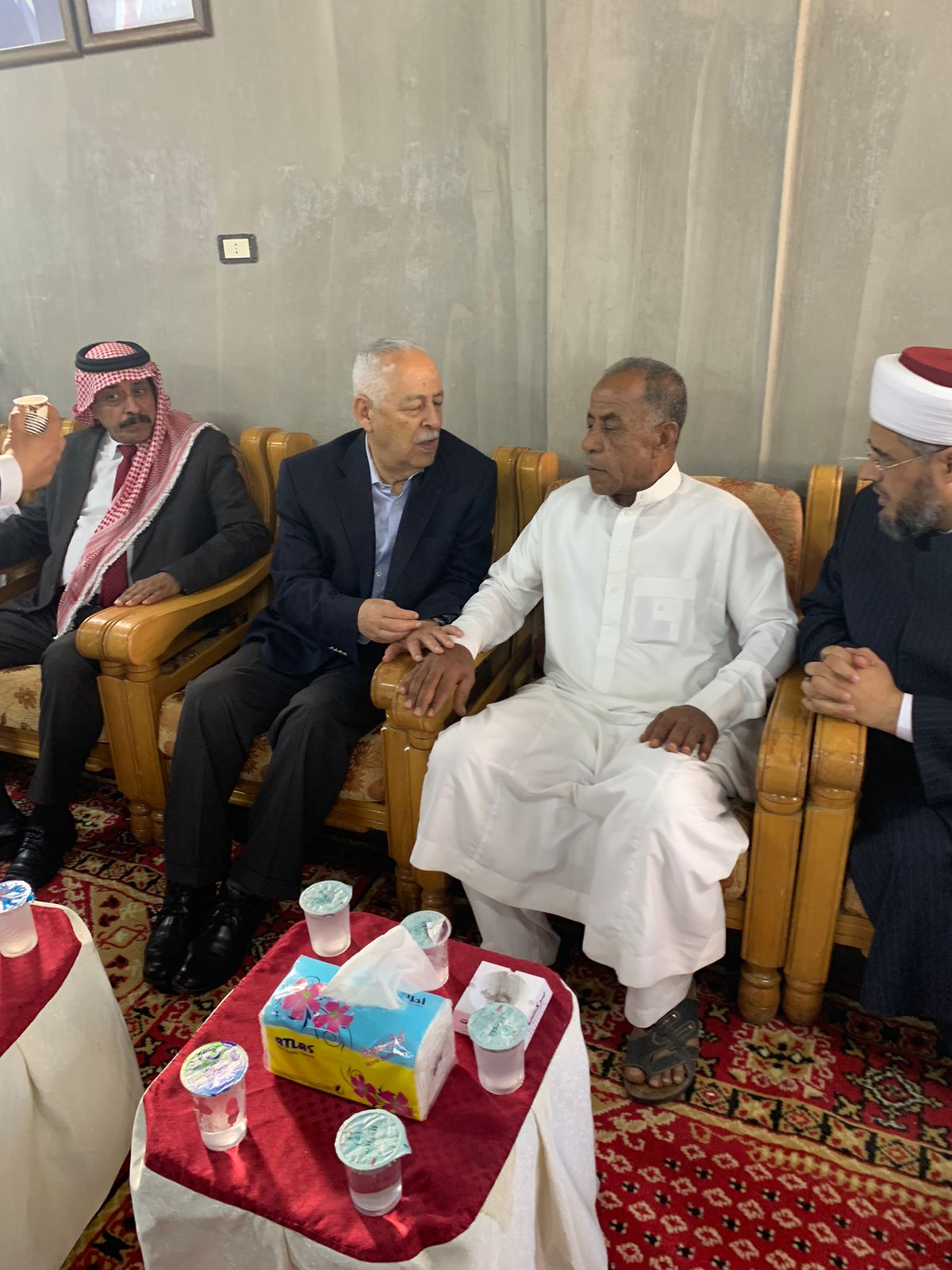 رئيس الديوان الملكي الهاشمي يقدم واجب العزاء بالشهيد الجوابرة