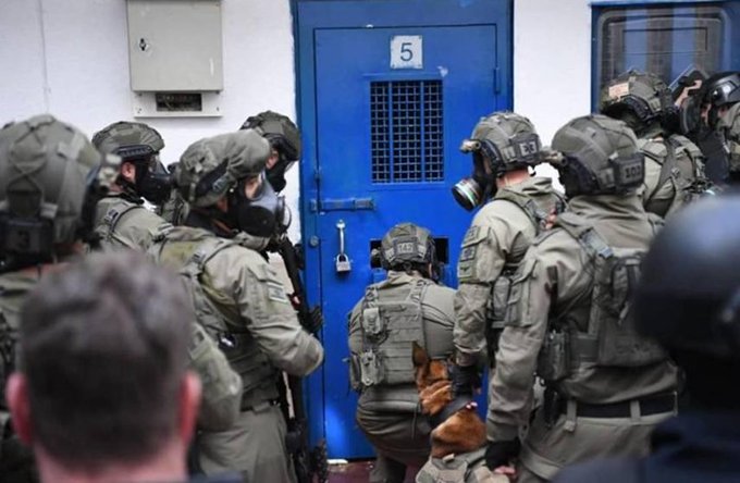 قوات قمع إسرائيلية تقتحم قسما في سجن "ريمون" وتنقل أسرى فلسطينيين إلى زنازين
