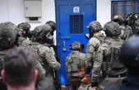قوات قمع إسرائيلية تقتحم قسما في سجن "ريمون" وتنقل أسرى فلسطينيين إلى زنازين