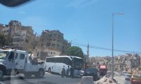 حافلة تغلق الطريق من شارع الاستقلال باتجاه جسر النشا
