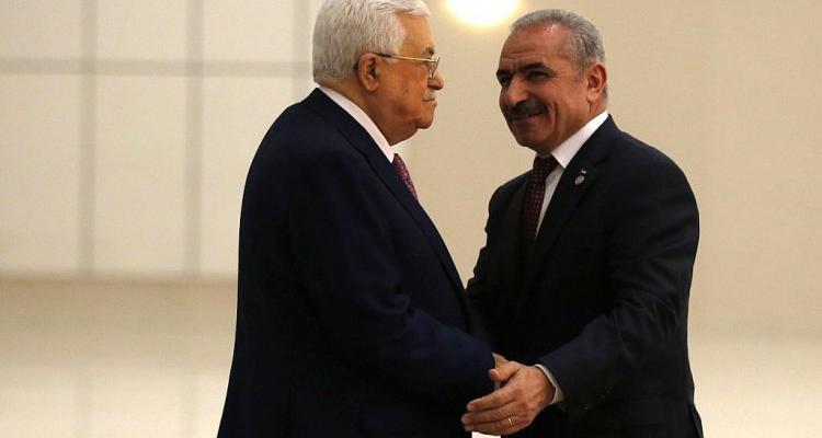 عباس أبلغ مقربيه نيته إقالة رئيس الوزراء محمد اشتية