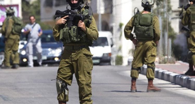 بالفيديو شاب فلسطيني يختطف سلاح جندي "صهيوني " وينسحب بسلام جنوب الخليل