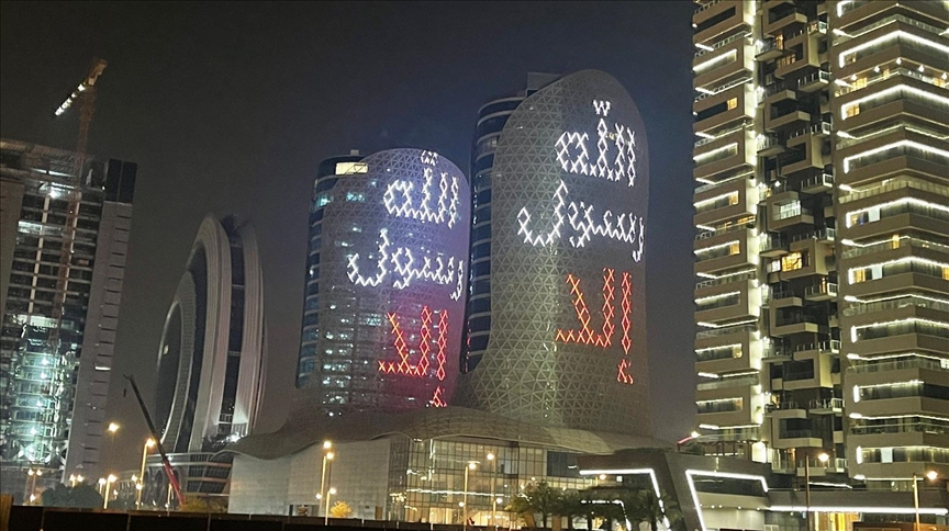 قطر... برجا "لوسيل" يتزينان بعبارة "إلا رسول الله"