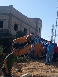 نقل 6 إصابات للمستشفى جراء تدهور حافلة طلاب مدرسة في إربد (صور)