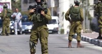 بالفيديو شاب فلسطيني يختطف سلاح جندي "صهيوني " وينسحب بسلام جنوب الخليل