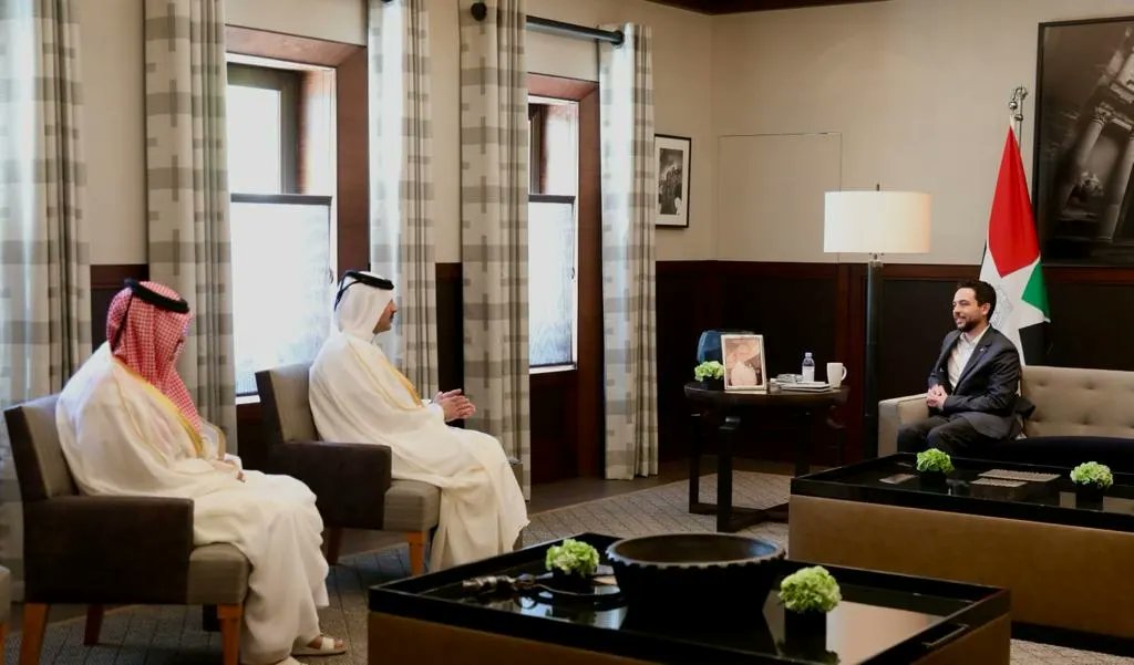 ولي عهد يلتقي وزير الثقافة القطري عبدالرحمن بن حمد آل ثاني