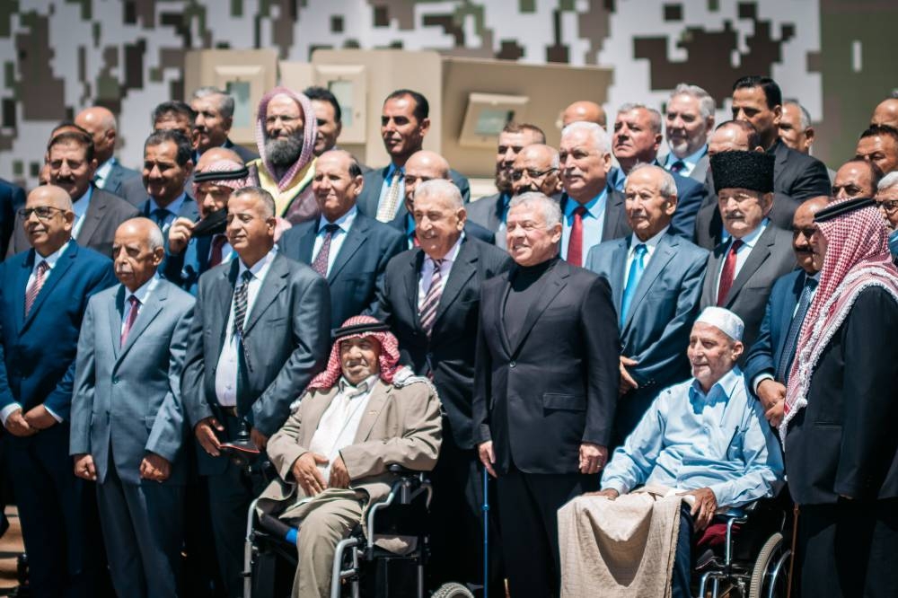 لقاء الملك مع رفاق السلاح المتقاعدين.. مواقف الفخر والاعتزاز