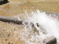 كسر خط ناقل يقطع المياه عن مناطق بالمفرق (أسماء)