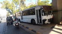 اصابات بحادث تدهور حافلة كبيرة في شارع الجيش