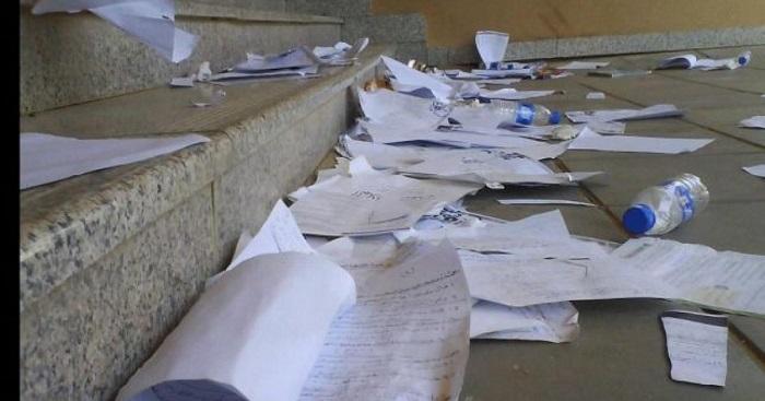 شاهد بالفيديو.. تمزيق الطلاب الأردنيين للكتب بعد الامتحانات