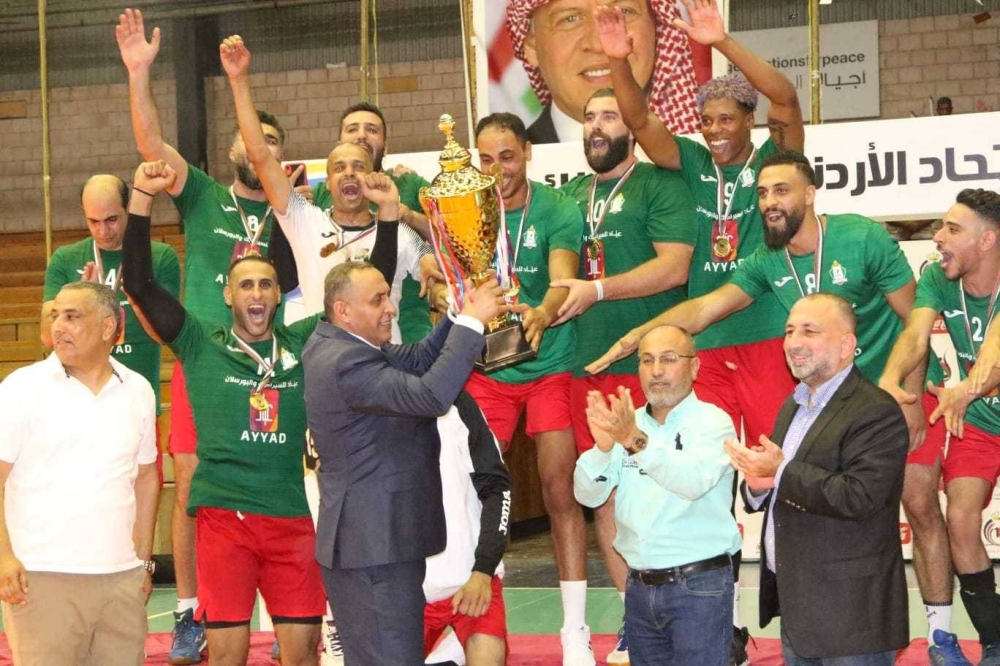 رئيس الفيصلي يتوج الوحدات بسوبر الطائرة