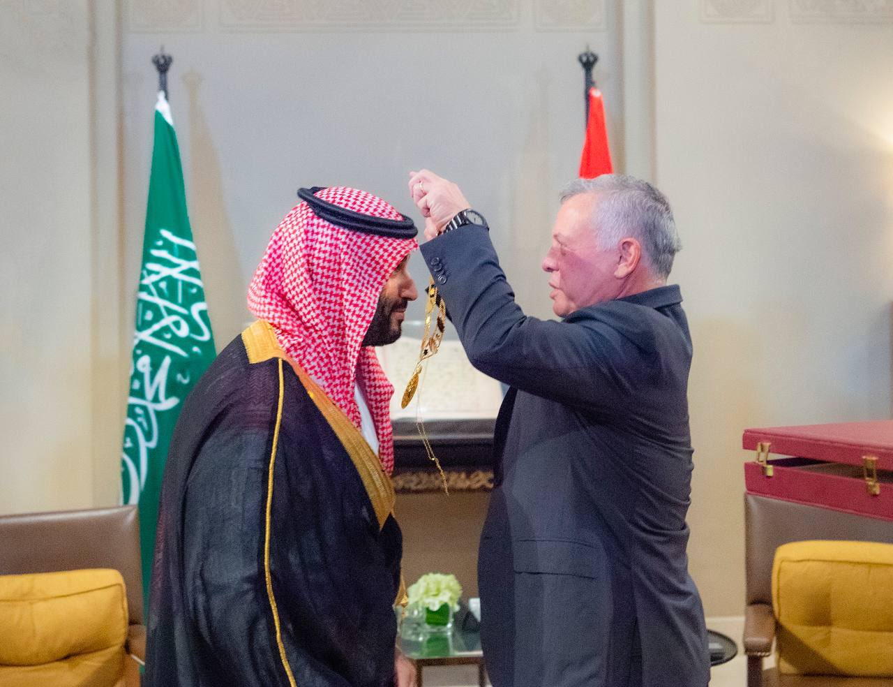 الملك يمنح قلادة الحسين بن علي لولي العهد السعودي (صور)