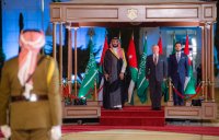 بالصور.. الملك وولي العهد يستقبلان ولي العهد السعودي لدى وصوله مطار الملكة علياء