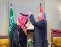 الملك يمنح قلادة الحسين بن علي لولي العهد السعودي (صور)