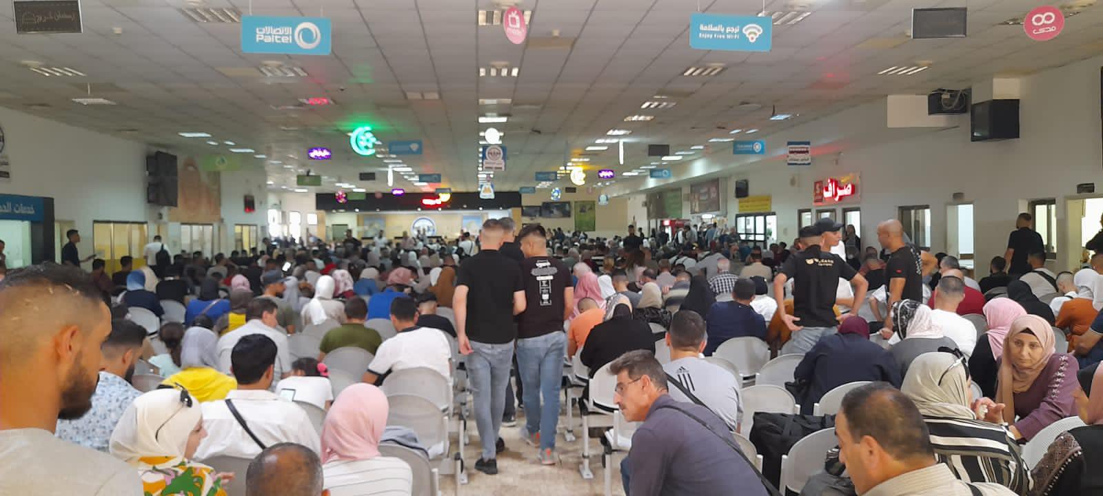ازدحام في قاعة المسافرين من فلسطين إلى الاردن بسبب إغلاق الجسر من الجانب الصهيوني