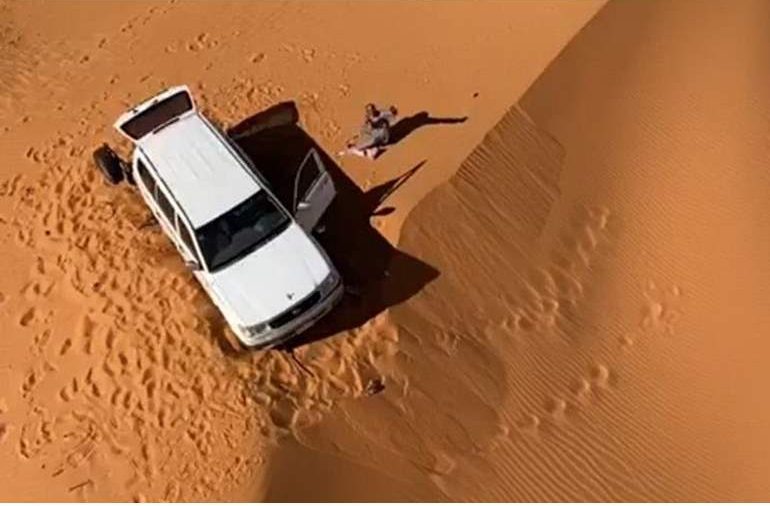 بسبب حملها بفتاة .. رجل أعمال يقتل زوجته ويحرقها وجنينها في الصحراء