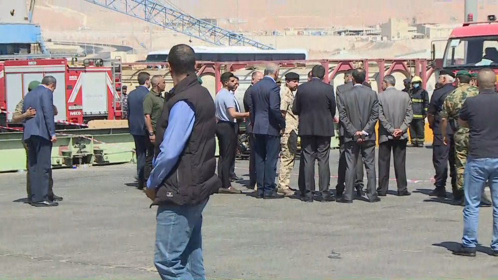 ولي العهد يستمع لإيجاز من المسؤولين في موقع حادثة العقبة