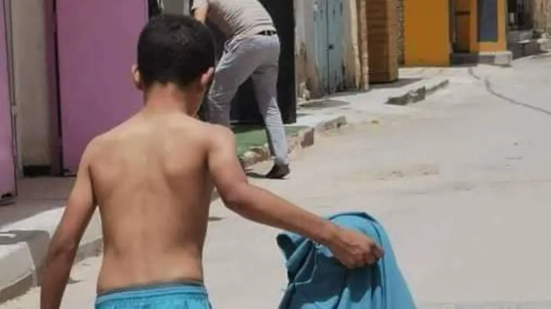 صورة تخطف قلوب المواطنين.. خلع قميصه ليحمي شقيقه من الشمس - شاهد