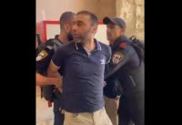 الاحتلال يعتقل حارسين بالمسجد الأقصى عقب الاعتداء عليهما