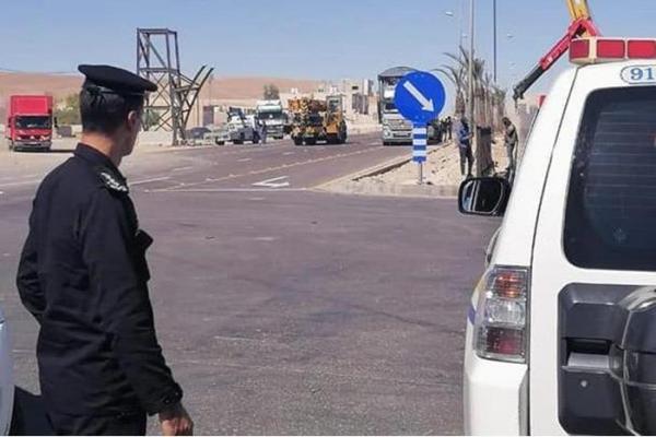 ضبط مركبة شحن محملة بـ20 راكبا في سحاب .. والسائق يلوذ بالفرار