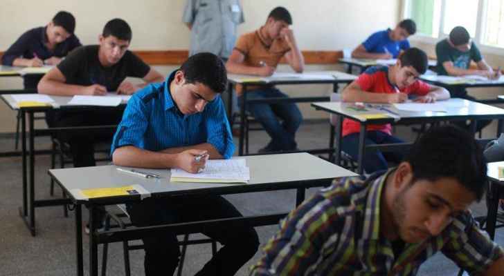 استخدام الهاتف والتأخر بدخول القاعة أبرز مخالفات التوجيهي