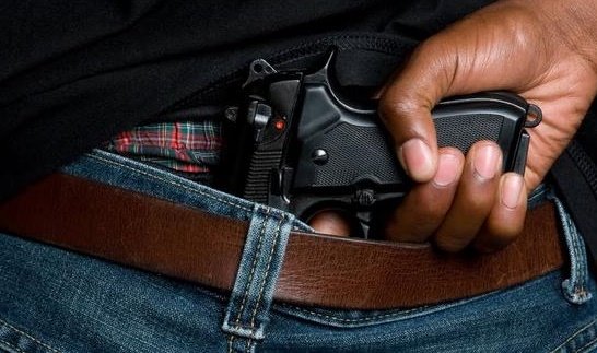 تفاصيل القبض على شخص أطلق عيارات نارية من مركبته على طريق المطار