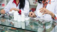 إيقاف قبول الطلبة تجسيرا في تخصصات الصيدلة في كل الجامعات