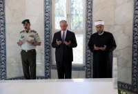 نائب الملك يزور ضريح الملك طلال - صور