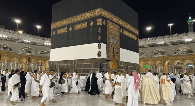 حجاج بيت الله الحرام يؤدون طواف الإفاضة