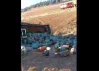 شاهد انقلاب شاحنه محملة بإسطوانات غاز في المفرق