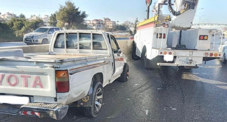 شاهد حادث سير بين 3 مركبات على طريق المطار