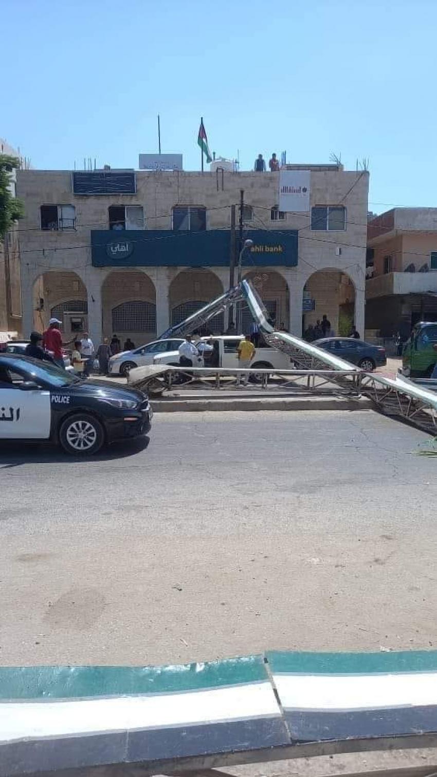 سقوط جسر حديدي في دير علا اصطدمت به مركبة شحن (صور)
