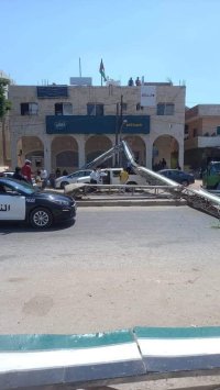 سقوط جسر حديدي في دير علا اصطدمت به مركبة شحن (صور)