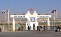 إذلال ومعاناة يتعرض لها المسافرون عبر معبر الكرامة