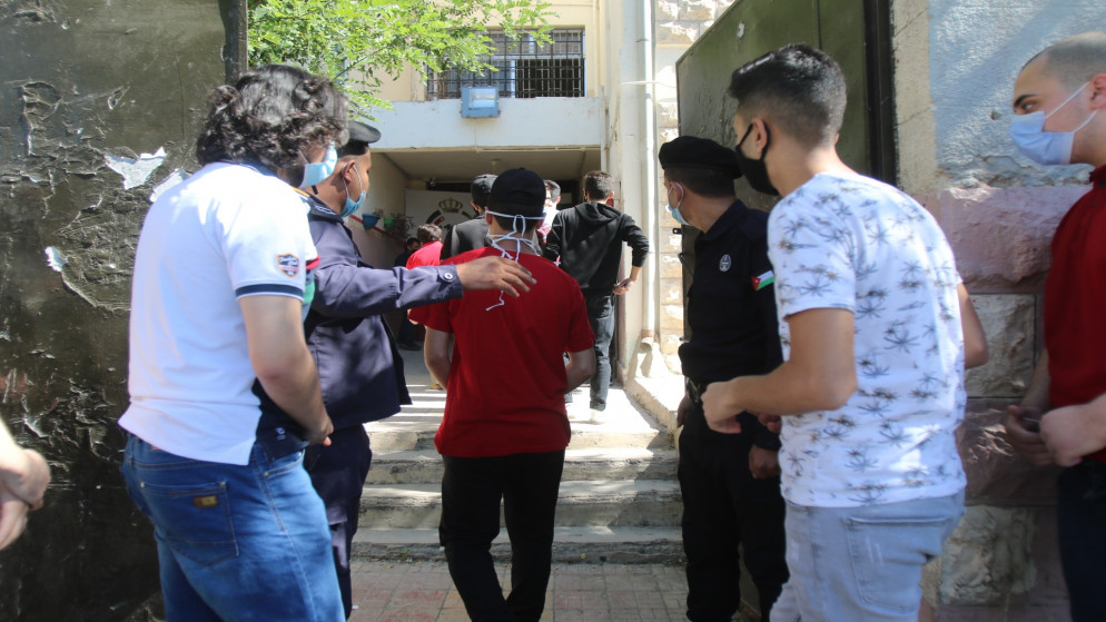 حرمان 54 طالب توجيهي من امتحان الإنجليزي بسبب الهاتف