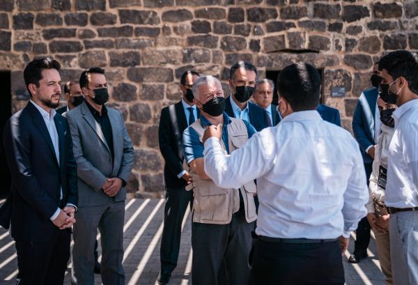 الملك يزور موقع أم الجمال الأثري ويؤكد أهمية إبرازه على الخارطة السياحية
