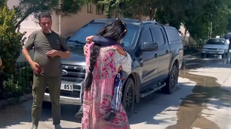 اختطف منذ 20 يوما.. شاهد لحظة لقاء مذيعة أردنية بطفلها في تركيا (فيديو)