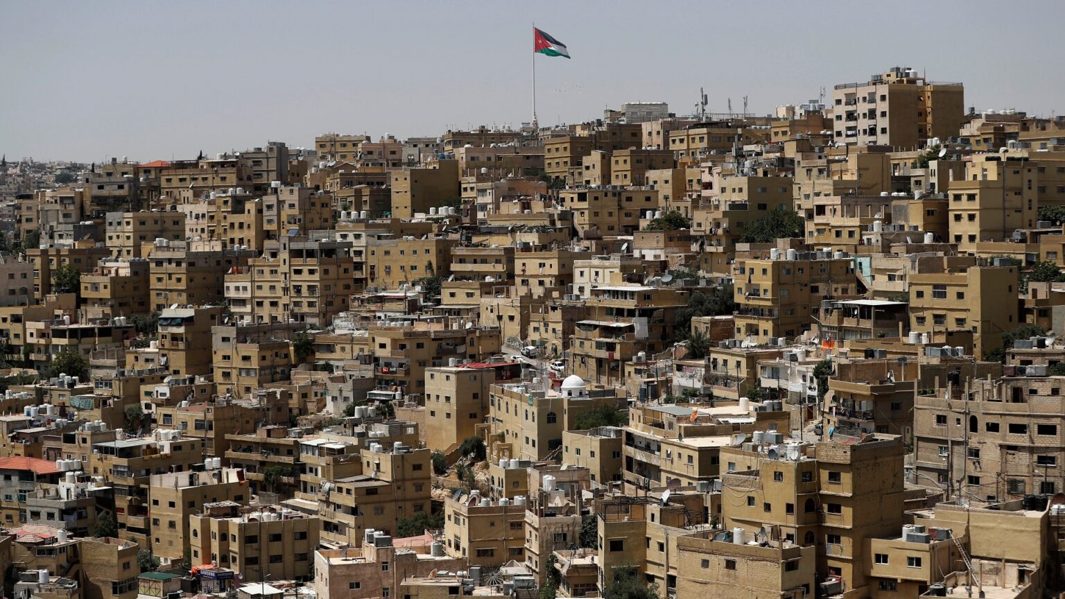 الحكومة “تأخذ” 42 قرشا من كل دينار يعمل في قطاع المقاولات