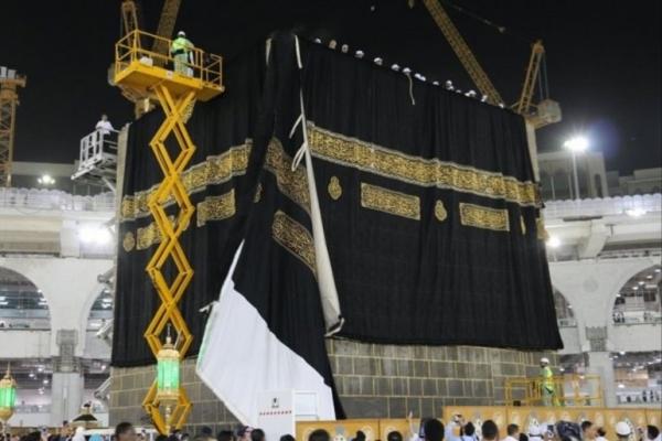 استبدال كسوة الكعبة المشرفة (صور)