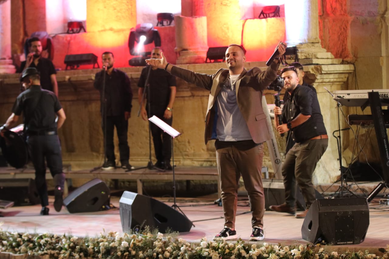 جمهور "مهرجان جرش" يتوج الفنان عيسى السقار سفيراً للأغنية الأردنية (صور)