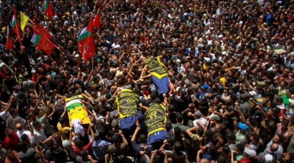 عشرات الآلاف يشيعيّون القيادي خالد منصور ورفاقه في غزة