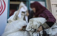 أم وليد الغزّية زفّت نجلها “على السكت” إكرامًا للشهداء.. فزُفّت بقوافلهم