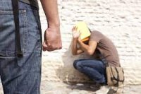قصة اب يضرب ابنه اذا رفض التسول، والمدعي العام يحبس الاب