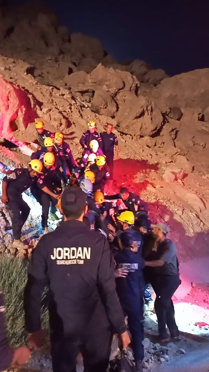 إنقاذ فتاة عشرينية سقطت عن مقطع صخري بمنطقة البحر الميت