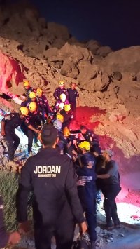 إنقاذ فتاة عشرينية سقطت عن مقطع صخري بمنطقة البحر الميت